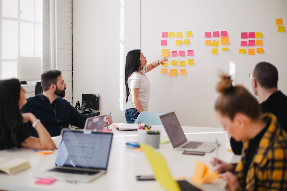 Equipo de consultoría de DUNDRESS planeando la estrategia de un negocio
